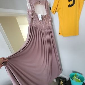 Women evening gown size 16w,never been worn still has tag on,